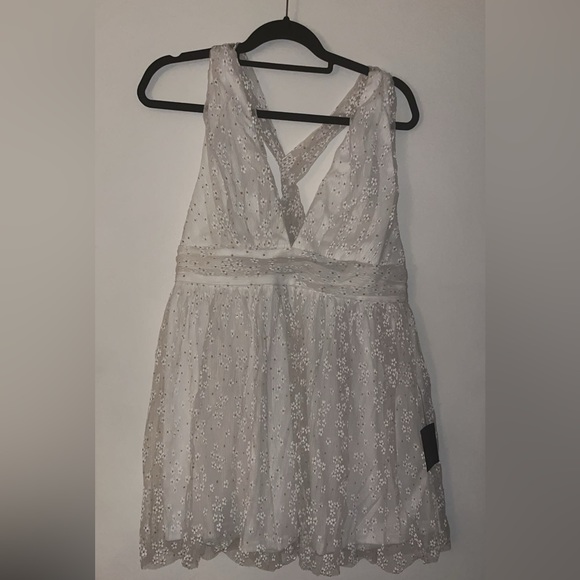 White mini dress with twist back - Picture 2 of 7